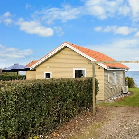 Semesterbostad Astrath - 10m From The Sea By Interhome Nyborg